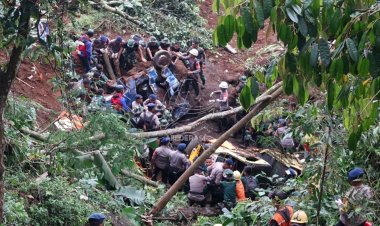 Tiga Hari PascaGempa Cianjur, Petugas Terus Lakukan Evakuasi