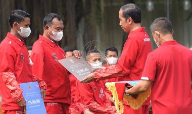 Presiden Jokowi Serahkan Bonus Bagi Atlet ASEAN Paragames XI 2022