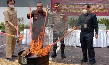 Kajari Situbondo Musnahkan Ribuan Barang Bukti