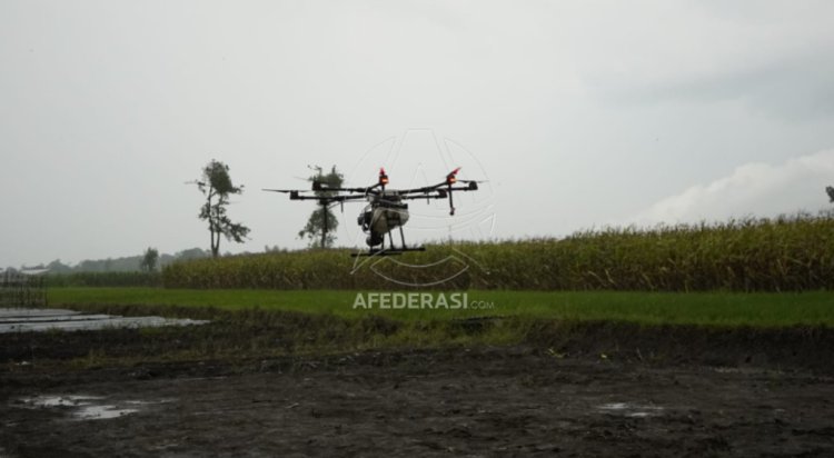 Pemkab Kediri Fasilitasi Kepemilikan Drone Bagi Petani Milenial