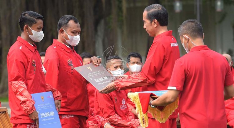 Presiden Jokowi Serahkan Bonus Bagi Atlet ASEAN Paragames XI 2022
