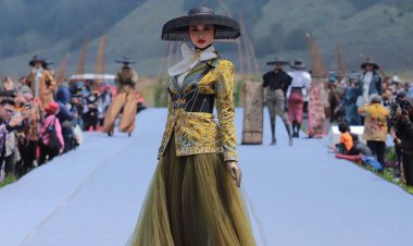 Khofifah Beri Apresiasi Acara East Java Fashion Harmony di Bromo