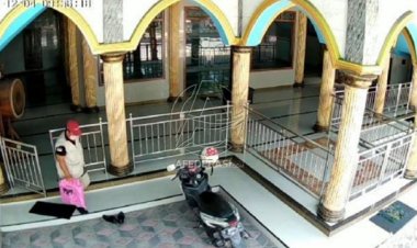 Aksi Pencurian Mixser Masjid Terekam CCTV