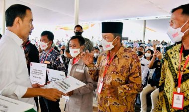 Jokowi Serahkan Bantuan Stimulan Rumah Korban Gempa Cianjur