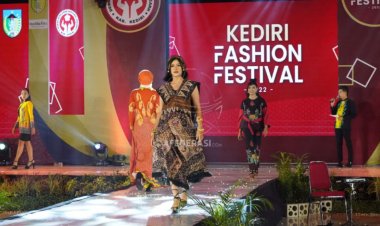 Finalis Putri Indonesia Apresiasi Motif Batik Kabupaten Kediri