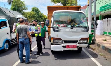 Truk Angkutan Sampah DLH Situbondo Terlibat Laka Beruntun