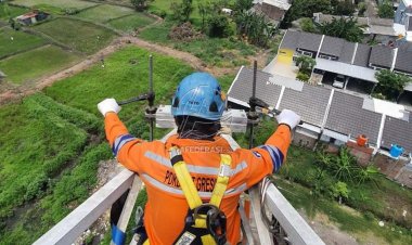 Jaga Suplai Listrik Pelanggan, PLN Ganti Isolator Korosi