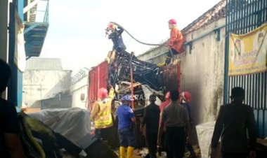 Truk Pengangkut Barang Meubel di Kediri Hangus Terbakar