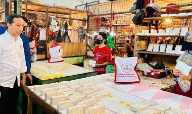 Jelang Nataru, Presiden Cek Harga di Pasar Cigombong