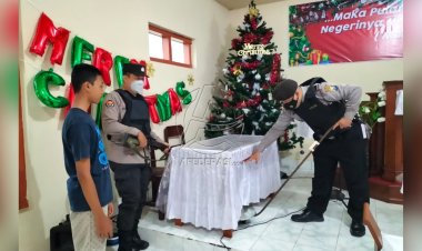 Pastikan Perayaan Natal Aman, Personil Polsek Gondang Lakukan Strelisasi Gereja