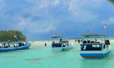 Cuaca Buruk, Ratusan Wisatawan Tertahan di Karimunjawa