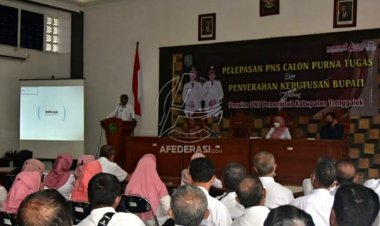 Ratusan PNS Trenggalek Memasuki Masa Purna Tugas Terima SK Pensiun