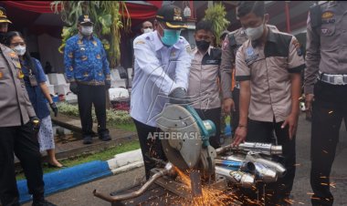Satlantas Polres Tulungagung Hancurkan Ratusan Knalpot Brong