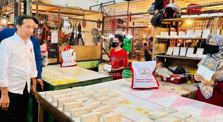 Jelang Nataru, Presiden Cek Harga di Pasar Cigombong