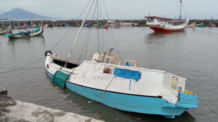 Diterjang Ombak, Tiga Kapal Karam Saat Bersandar di Pelabuhan Kalbut