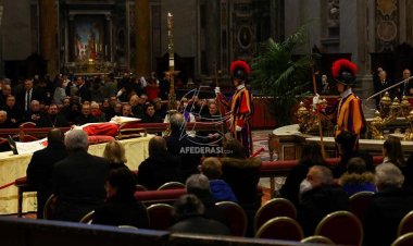 Puluhan Ribu Orang Beri Penghormatan Terakhir pada Paus Benediktus