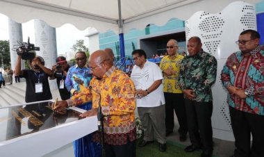 Tak Kunjung Diperiksa KPK, Gubernur Papua Resmikan Gedung