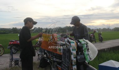Unik ! Pemuda Tulungagung Jual Kopi di Motor untuk Tarik Pembeli