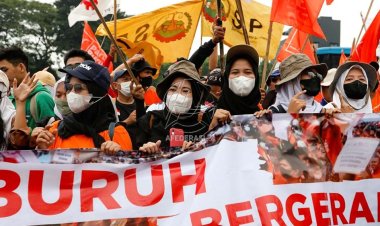 Ratusan Pekerja Gelar Protes Perppu Cipta Kerja