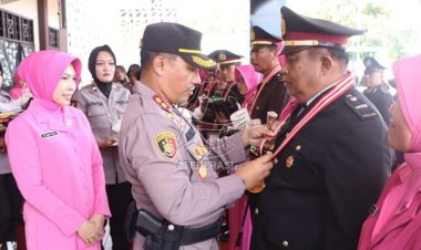 Polres Trenggalek Wisuda Puluhan Personel Memasuki Purna Bakti