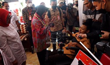 Mensos Tri Rismahrini Salurkan Bantuan Atensi Bagi Penyandang Disabilitas di Tulungagung