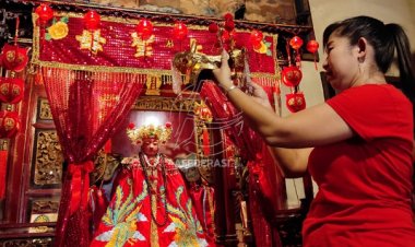 Jelang Perayaan Imlek 2023, Klenteng Tjoe Tik Kiong Gelar Ritual Ganti Baju Dewa Mak Co