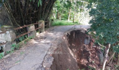 Fondasi Tergerus, Jembatan Penghubung Desa di Kediri Ditutup Sementara