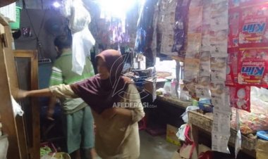 Pencuri Sembako Terekam CCTV