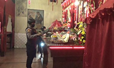 Jelang Perayaan Tahun Baru Imlek, Shabara Polres Tulungagung Sterilisasi Klenteng Tjoe Tik Kiong