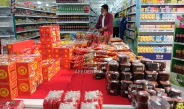 Penjualan Jajanan Imlek di Golden Swalayan Menurun