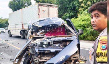 Diduga Sopir Mengantuk, Mobil Travel Tabrak Truk Fuso
