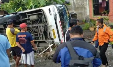 Bus Bagong di Kediri Terguling