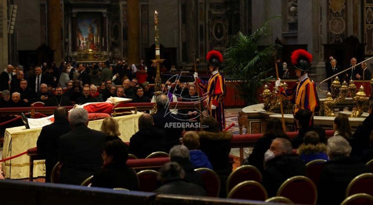 Puluhan Ribu Orang Beri Penghormatan Terakhir pada Paus Benediktus