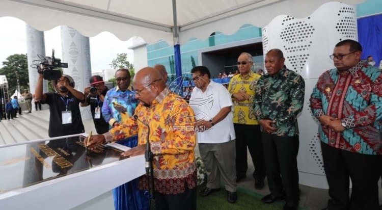 Tak Kunjung Diperiksa KPK, Gubernur Papua Resmikan Gedung