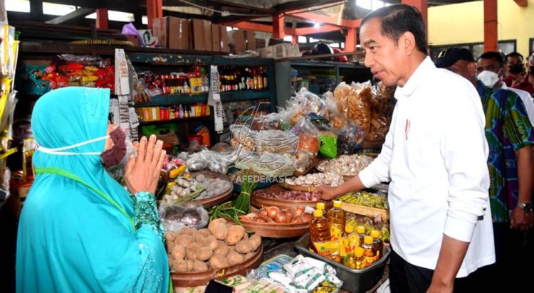 Pantau Harga Bapok, Jokowi Tinjau Aktivitas Perdagangan di Pasar Sentul