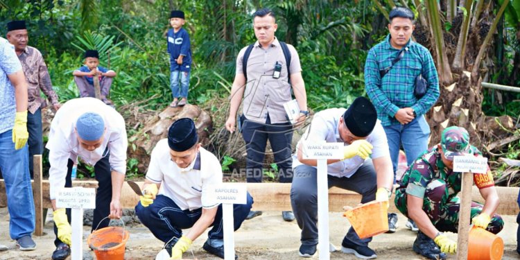 Wakil Bupati Asahan Letakkan Batu Pertama Pembangunan Mushola Siti Amin