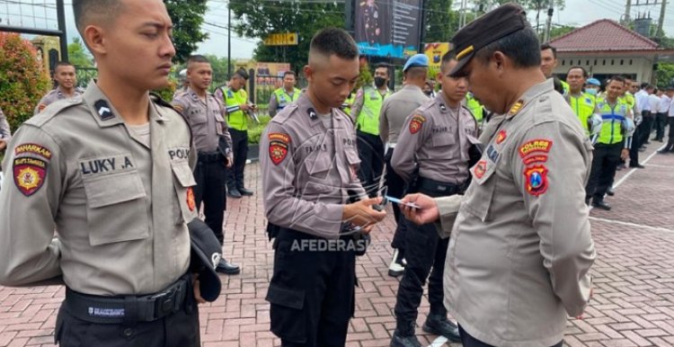 Tegakan Disiplin, Polres Trenggalek Cek Kelengkapan Personel
