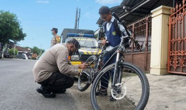 Tak Tega Lihat Siswa SD Dorong Sepeda, Ini yang Dilakukan Polisi Karangrejo
