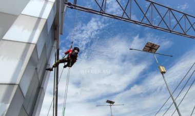 Perindah Bangunan, VRI Kediri Bersihkan Kerak Debu Jembatan Brawijaya