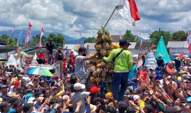 Ribuan Warga Serbu Tumpeng Raksasa Durian di Acara Sedekah Bumi Pulud Ketan