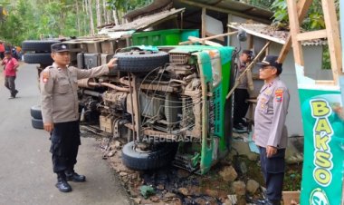 Diduga Alami Rem Blong, Dum Truck Bermuatan Meterial di Trenggalek Terguling dan Menimpa Warung Bakso