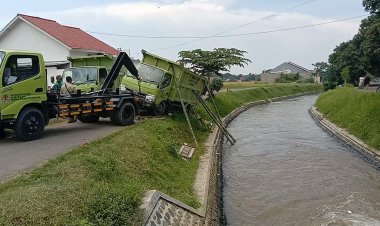 Hindari Sepeda Motor, Truk Pengangkut Sampah DLH Situbondo Terperosok
