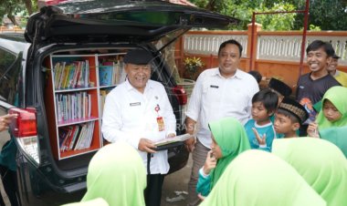 Tingkatkan Literasi, Mobil Disdik Kabupaten Kediri Disulap Jadi Perpustakaan Keliling