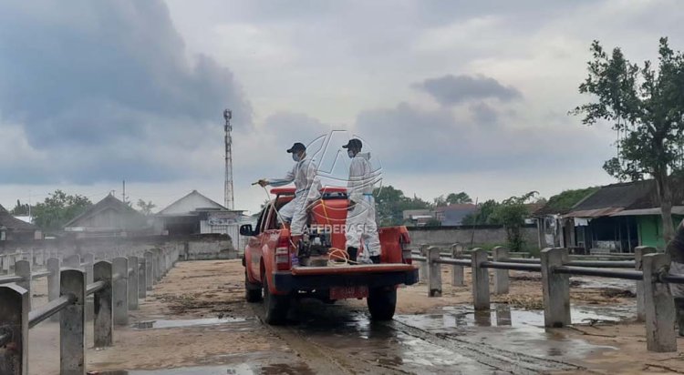 Putus Penularan PMK, BPBD Bojonegoro Lakukan Penyemprotan Disinfektan