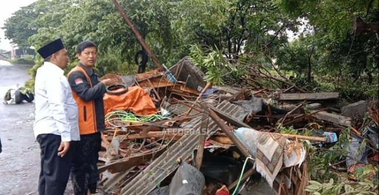 Bengkel dan Warung Makan Ambruk, Satu Orang Dilaporkan Tewas