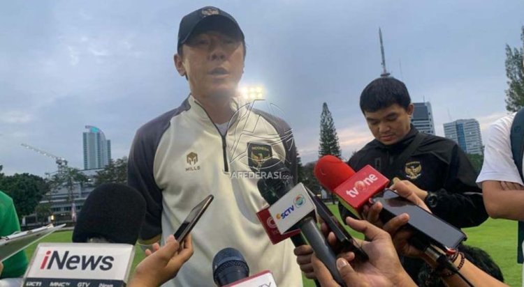 Tarik Ulur Pemain, Shin Tae Yong Tegur Luis Milla hingga Thomas Doll, Ada Apa ?