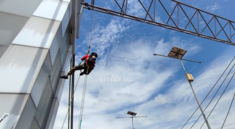Perindah Bangunan, VRI Kediri Bersihkan Kerak Debu Jembatan Brawijaya