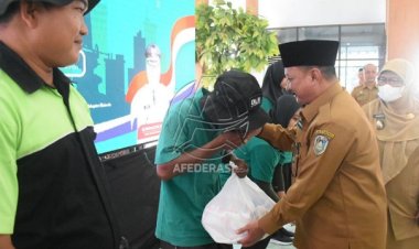 Bupati Karna Bakal Naikan Honor Ratusan Petugas Kebersihan di Situbondo