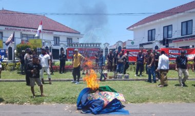 Tuntut Kejelasan Kasus, Puluhan Aktivis Antikorupsi Geruduk Kantor Kejari Kabupaten Kediri