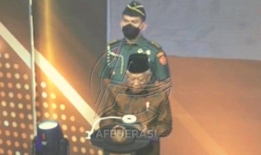 Wapres Maaruf Amin Berikan Penghargaan pada  Ratusan Pemda berstatus UHC